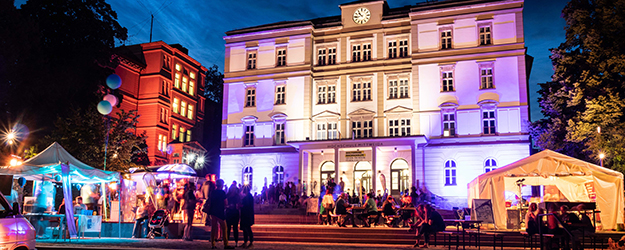 Nacht der Wissenschaft / Foto: Hochschule Mittweida Beleuchtetes Gebäude bei Nacht