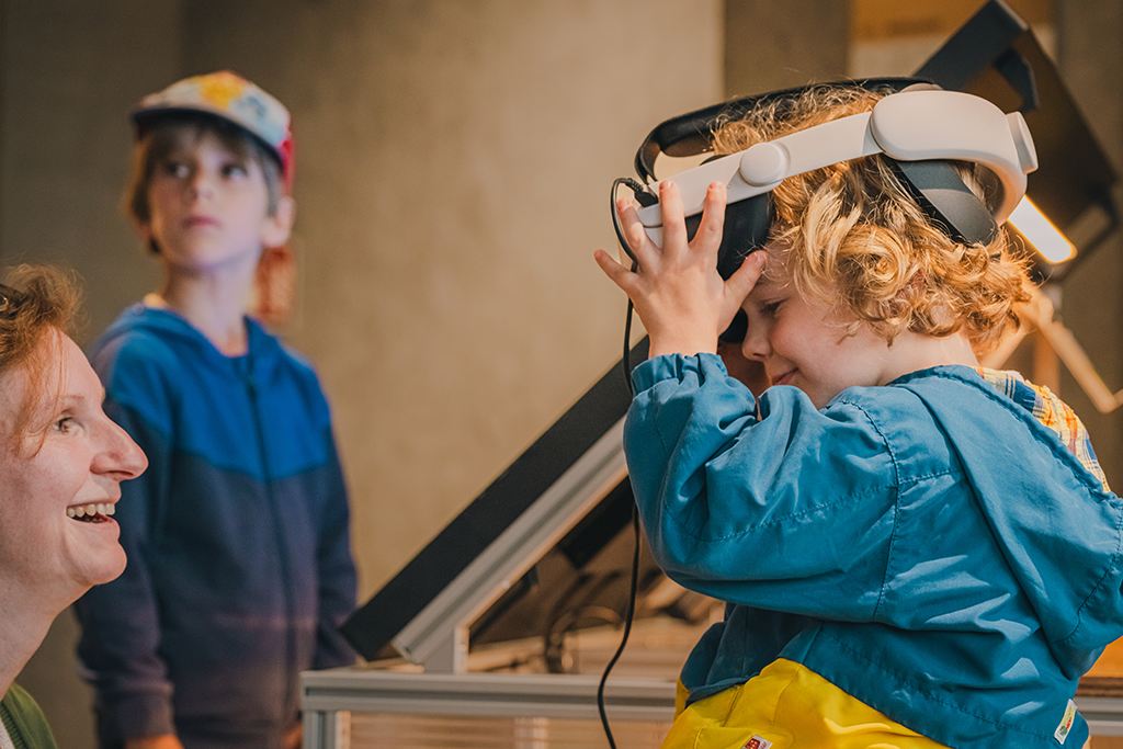 Ein Kind mit VR-Brille
