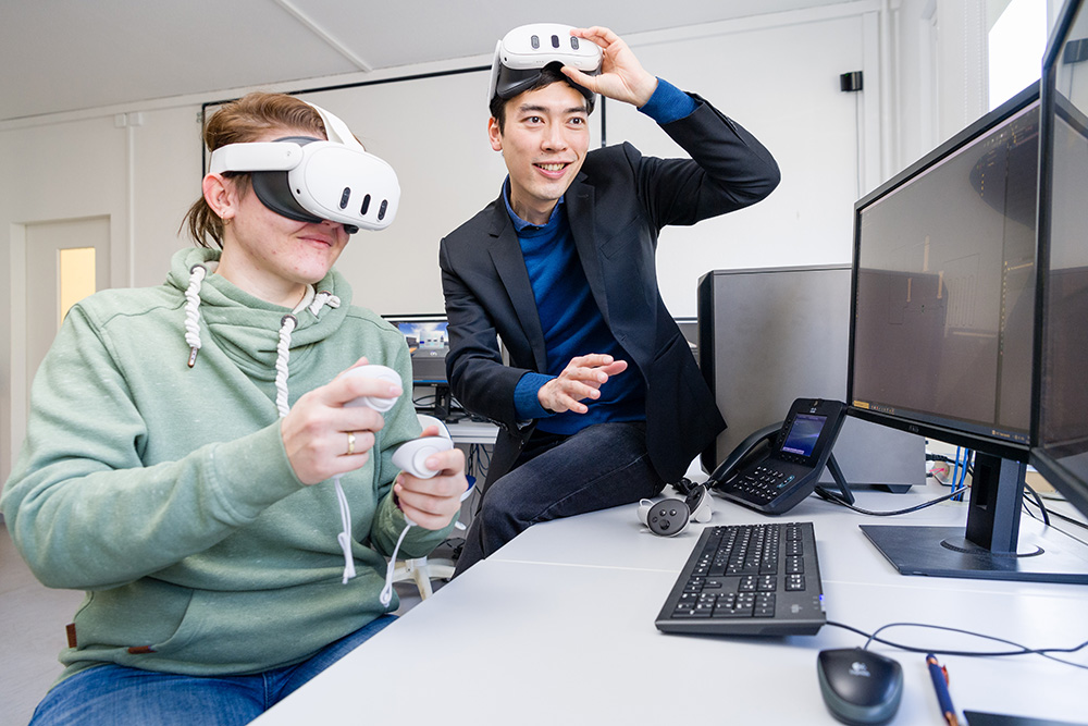 Dr.-Ing. Linh Tuan Mai mit einer Besuchenden des VR Labors Gebäudesystemtechnik