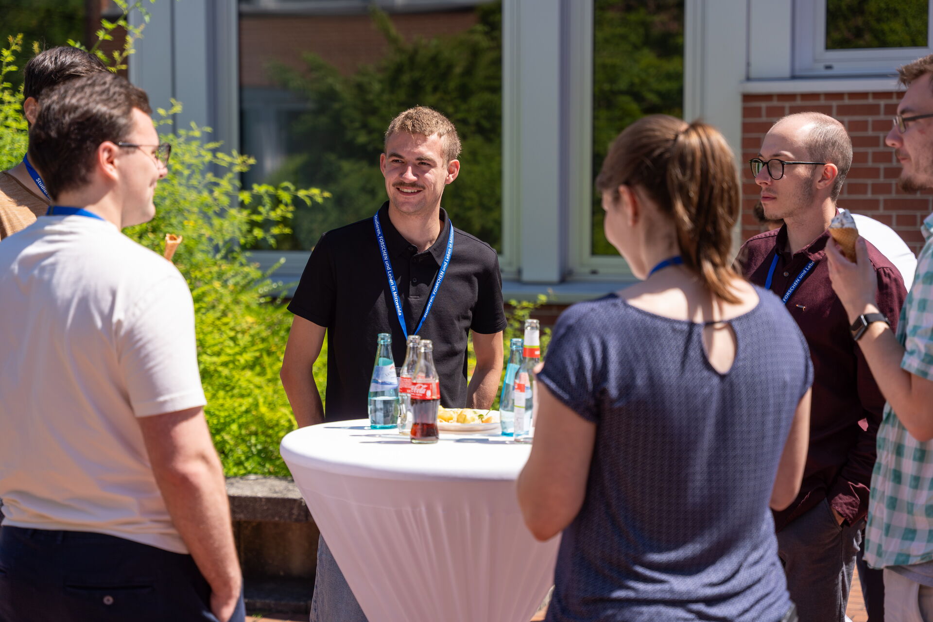 Mehrere Menschen sprechen miteinander im Freien