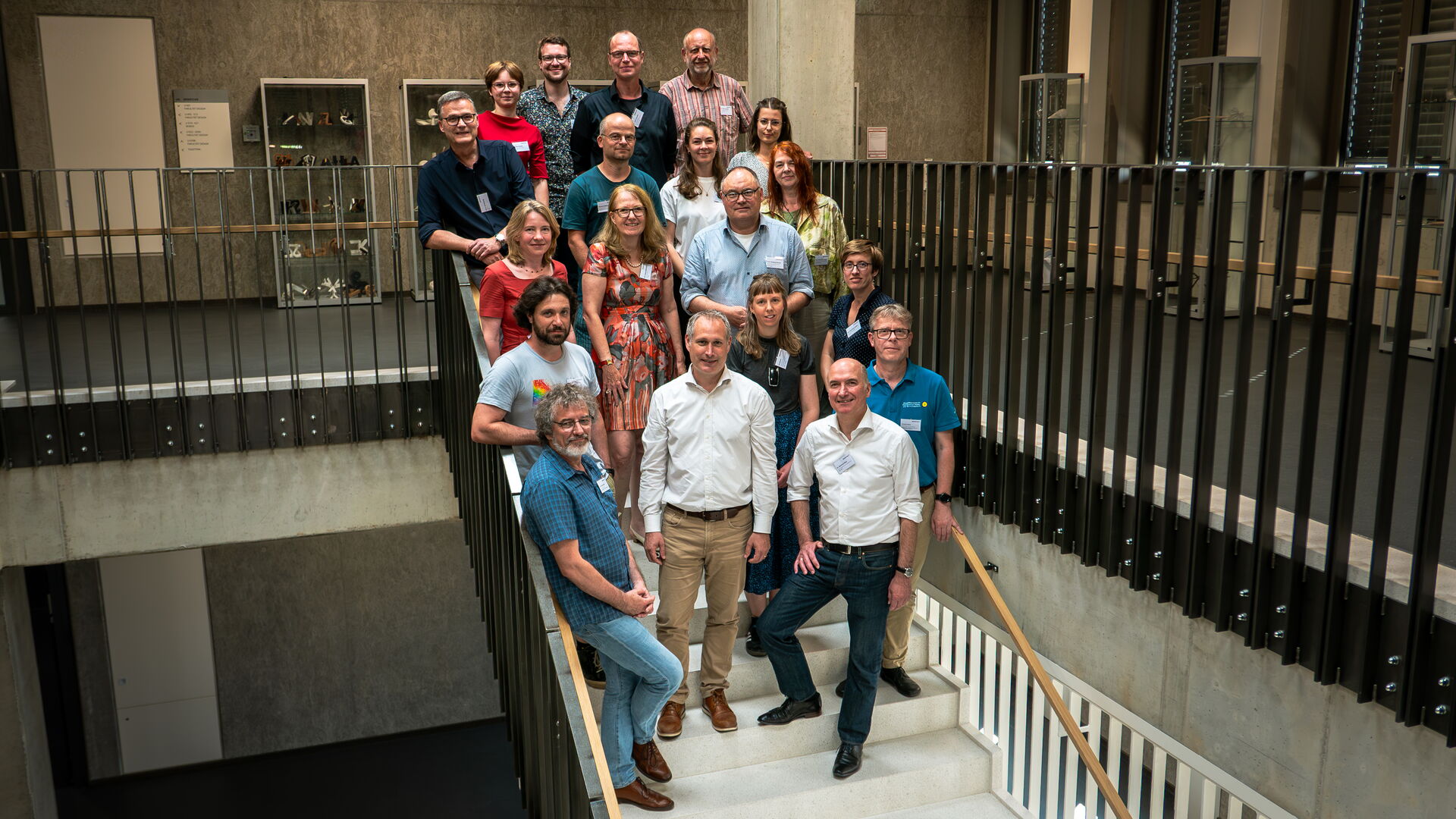 Eine Gruppe von Menschen, die auf einer Treppe stehen